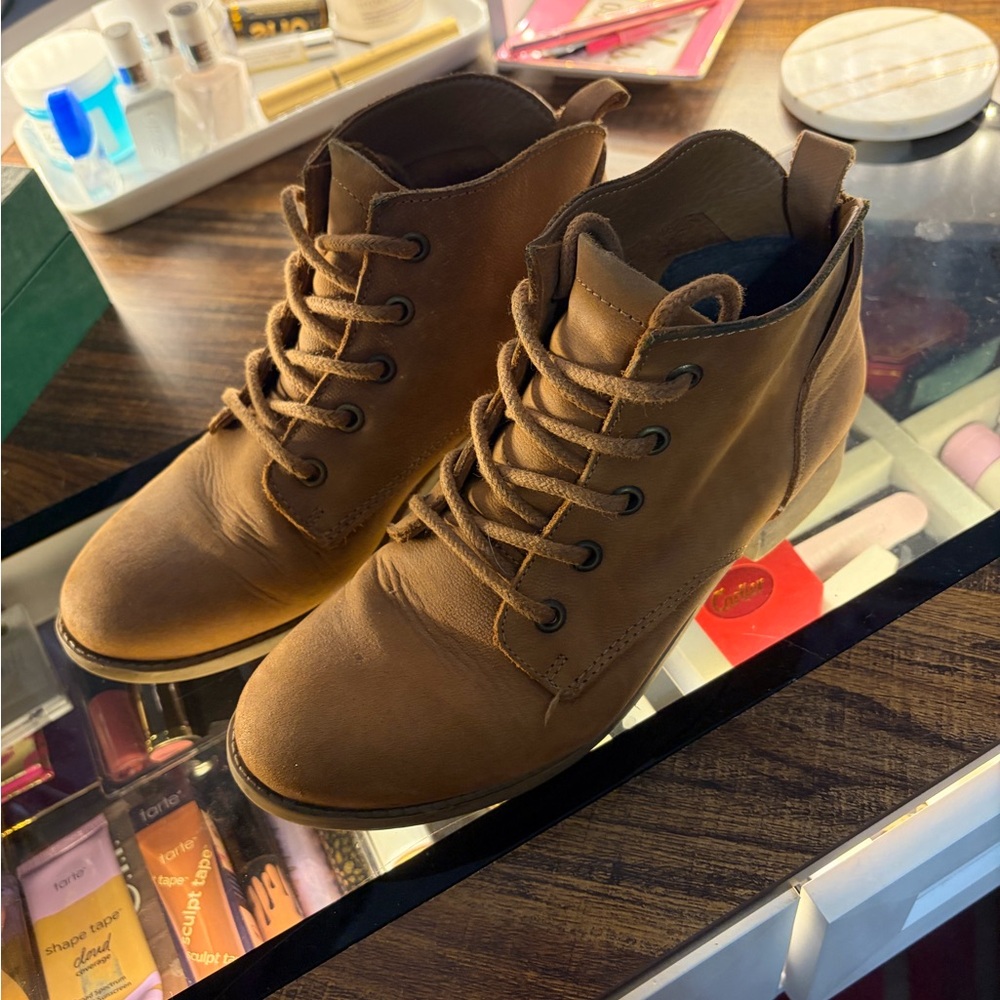 Steve Madden Tan Lace-Up Boots